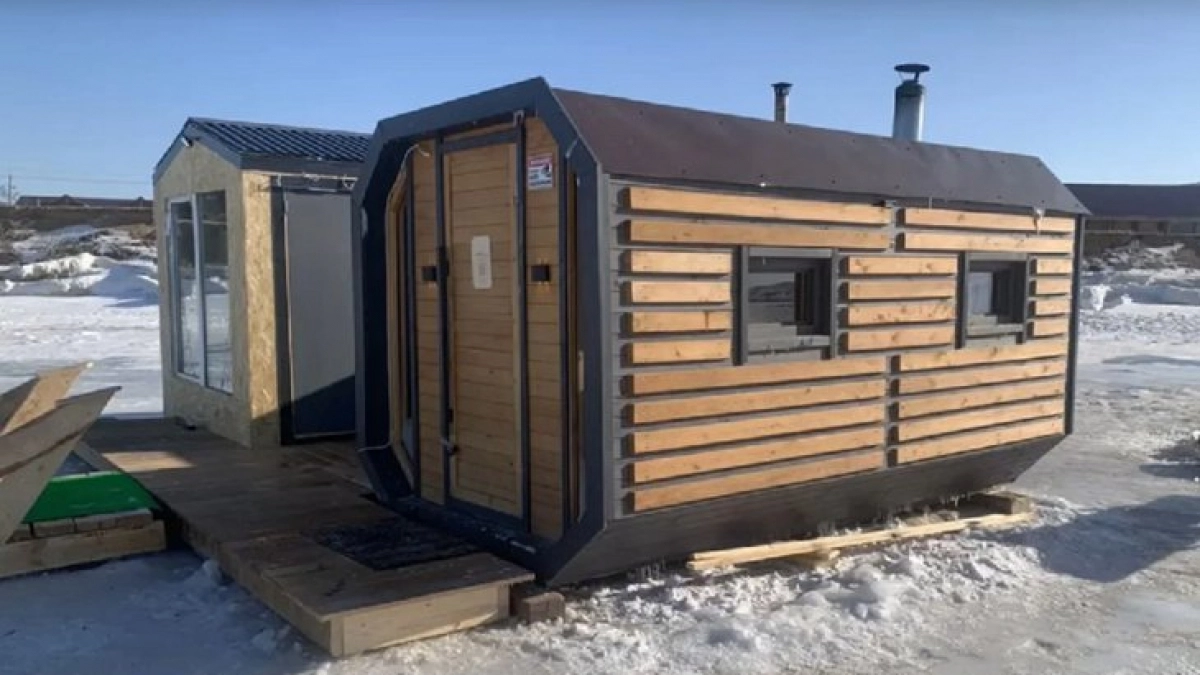 В Иркутской области с байкальского льда убрали незаконные бани и туалеты