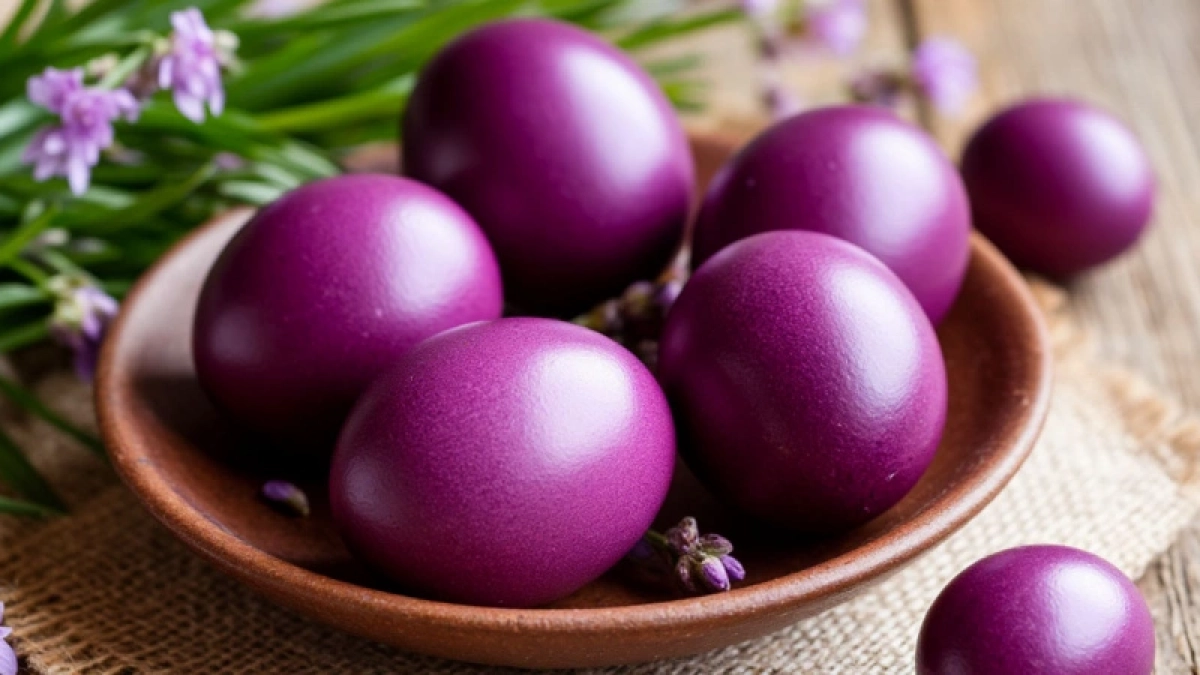 Не свекла и не ягоды: искупайте яйца в отваре этой травы — сливовый цвет яиц произведет фурор на Пасху