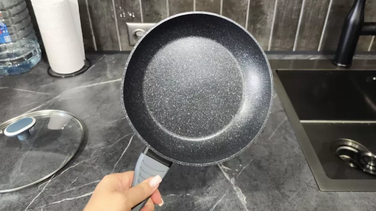 Почему нужно натирать новую сковороду солью: простой способ, который защитит от пригорания