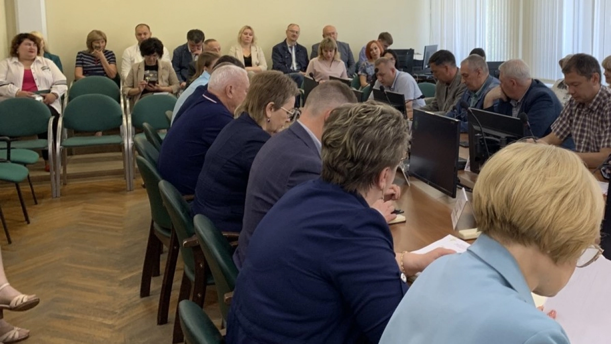 В Усолье-Сибирском депутаты обсудили бюджет, дороги и проблемы в школах