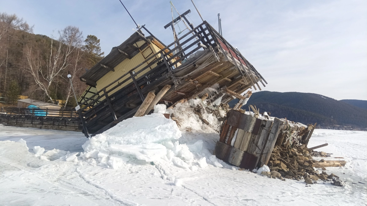 В Иркутской области лед повредил причал с научными объектами