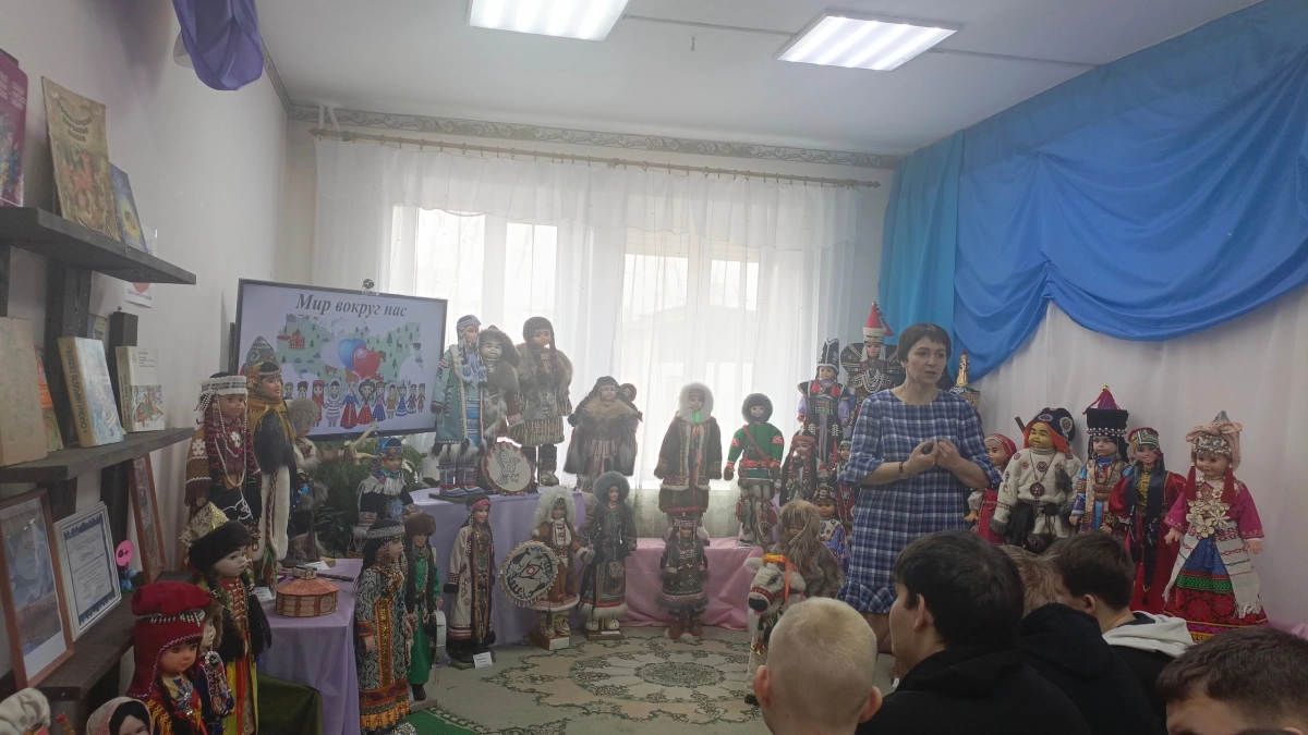 В Усолье-Сибирском студенты посетили выставку кукол в национальных костюмах народов России