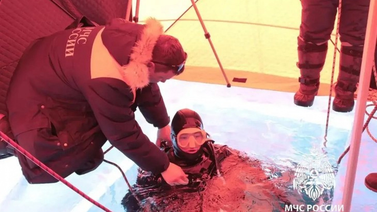 В Иркутской области спасатели обучили монгольских водолазов погружению под лед Байкала