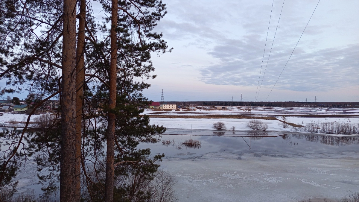 В Усолье-Сибирском начался ледоход на реке Ангаре