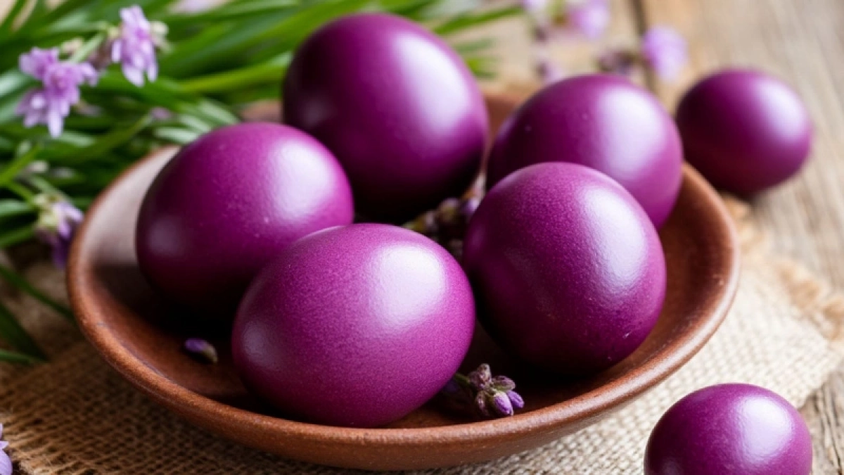 Не свекла и не ягоды: искупайте яйца в отваре этой травы — сливовый цвет яиц произведет фурор на Пасху