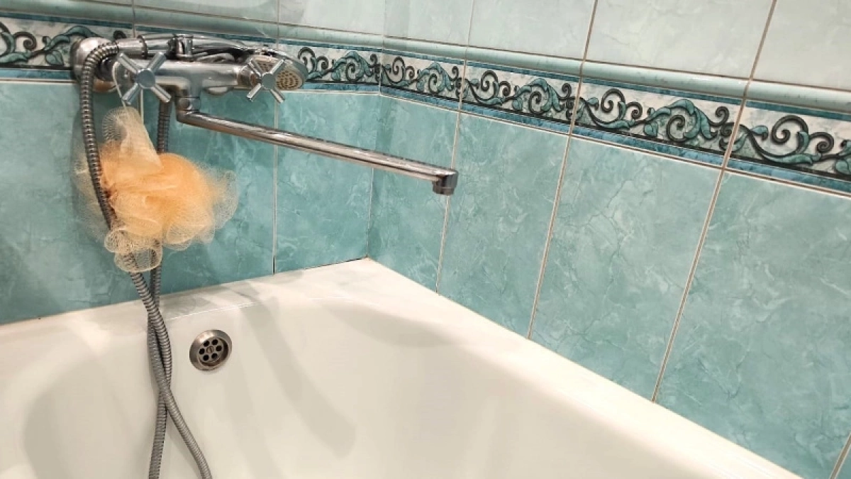 200 мл смеси на 10 минут: вся грязь отступила мгновенно, плитка в ванной идеально чиста — словно зеркало