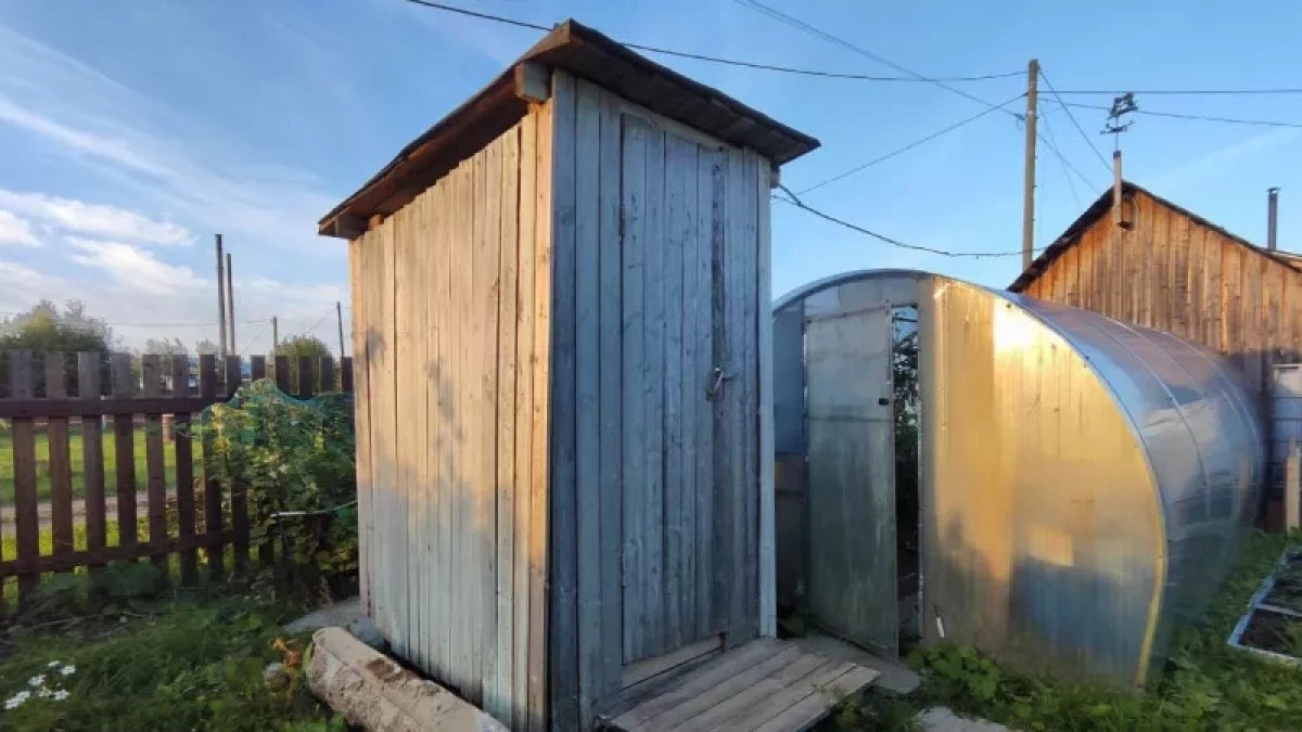 Как очистить уличный туалет без откачки и химии — 2 необычных способа