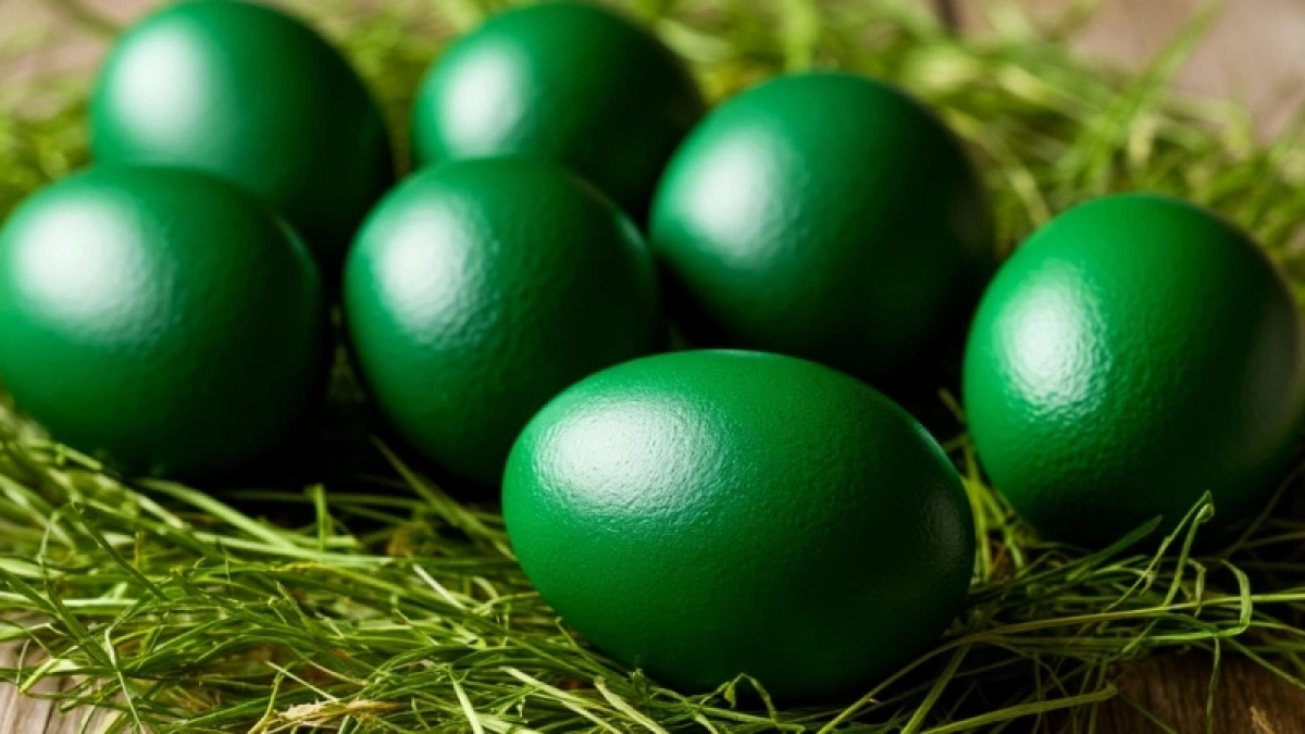 Изумрудные яйца на Пасху: красивый цвет яйцам придадут 2 травы — старинный рецепт