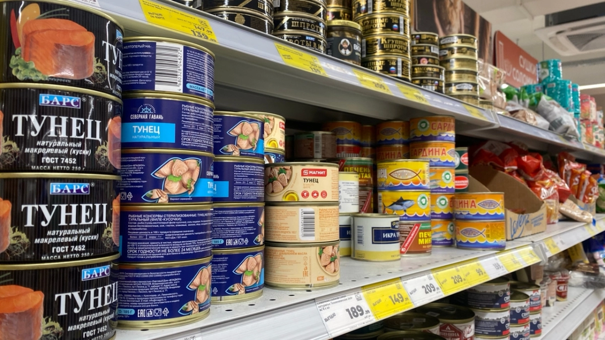 Дочь — технолог пищевой промышленности рассказала, в чем отличие дешевых консервов из "Светофора" от таких же в других магазинах