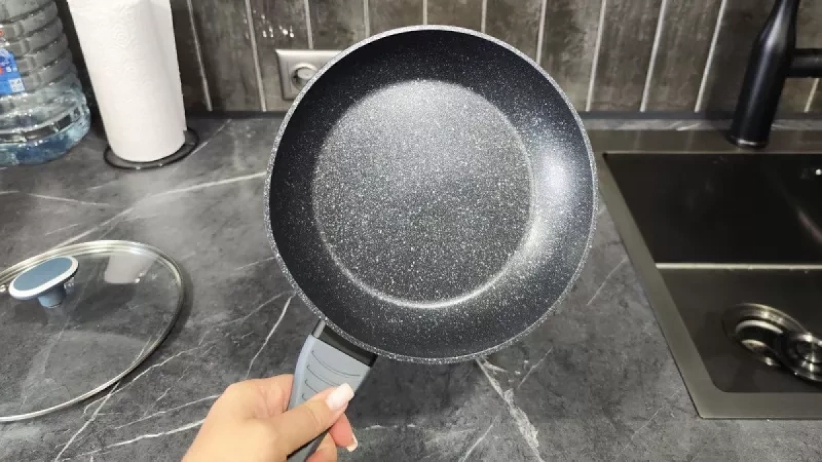 15-летняя сковорода снова как из магазина: 1 стакан для восстановления посуды без покупки новой