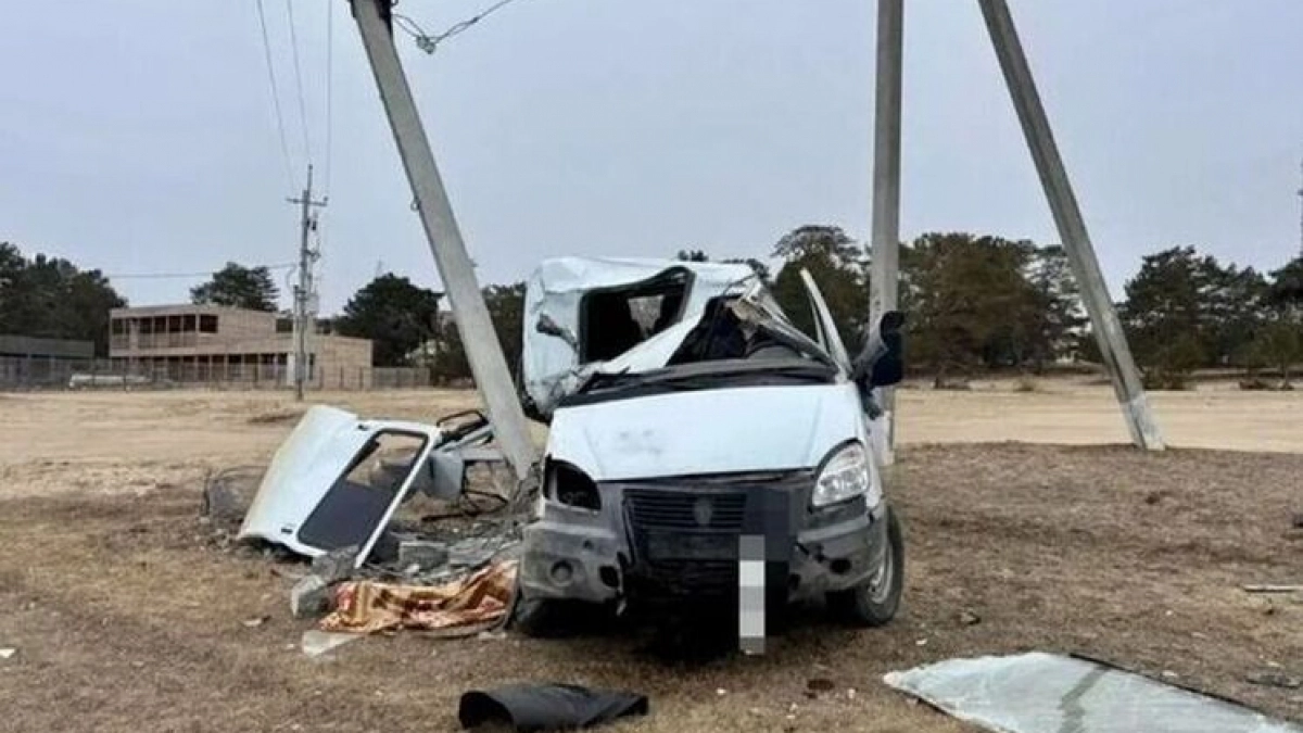 В Иркутской области микроавтобус врезался в опору ЛЭП, есть погибшие