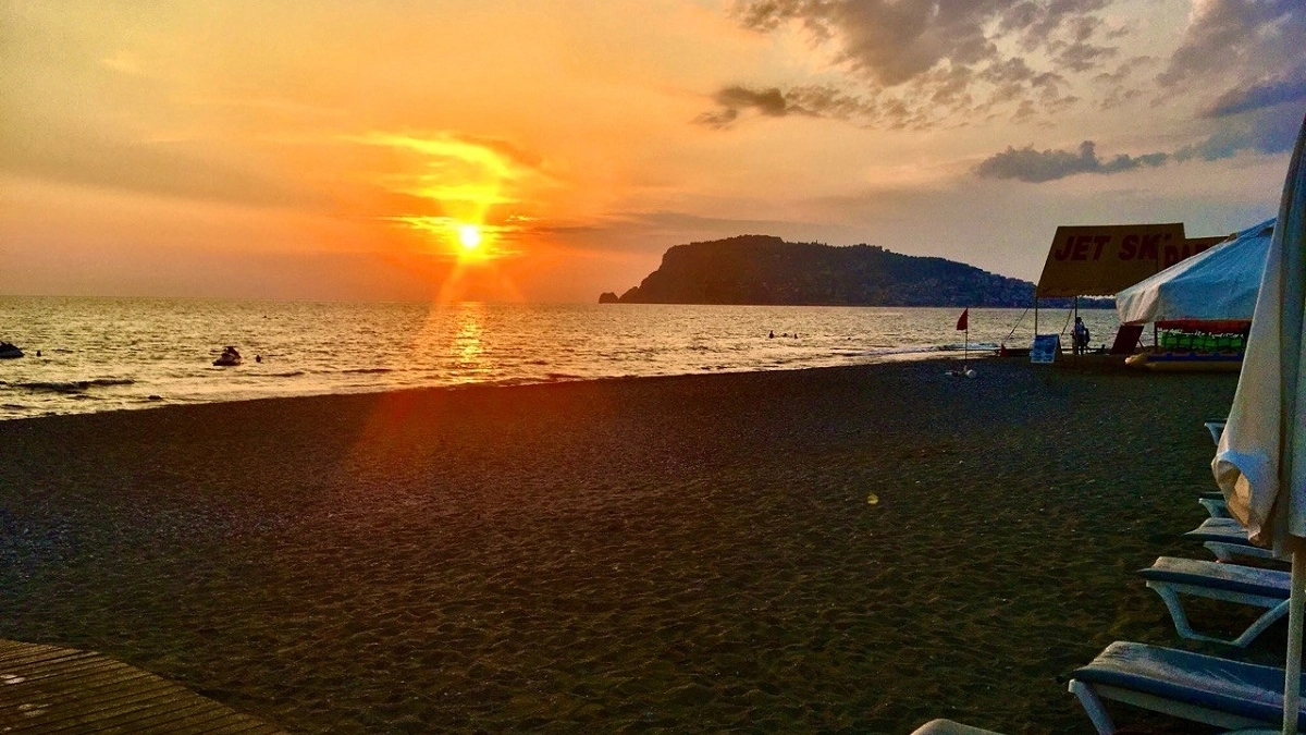 Где "горячее" море уже в мае: названы 2 самых теплых побережья - пока одни мерзнут, здесь вовсю купаются