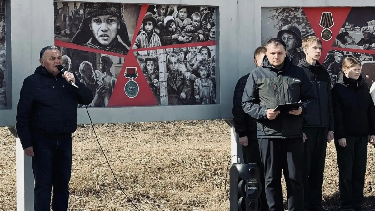 В Усолье у мемориала “Детям войны посвящается” собрались десятки людей на памятный митинг