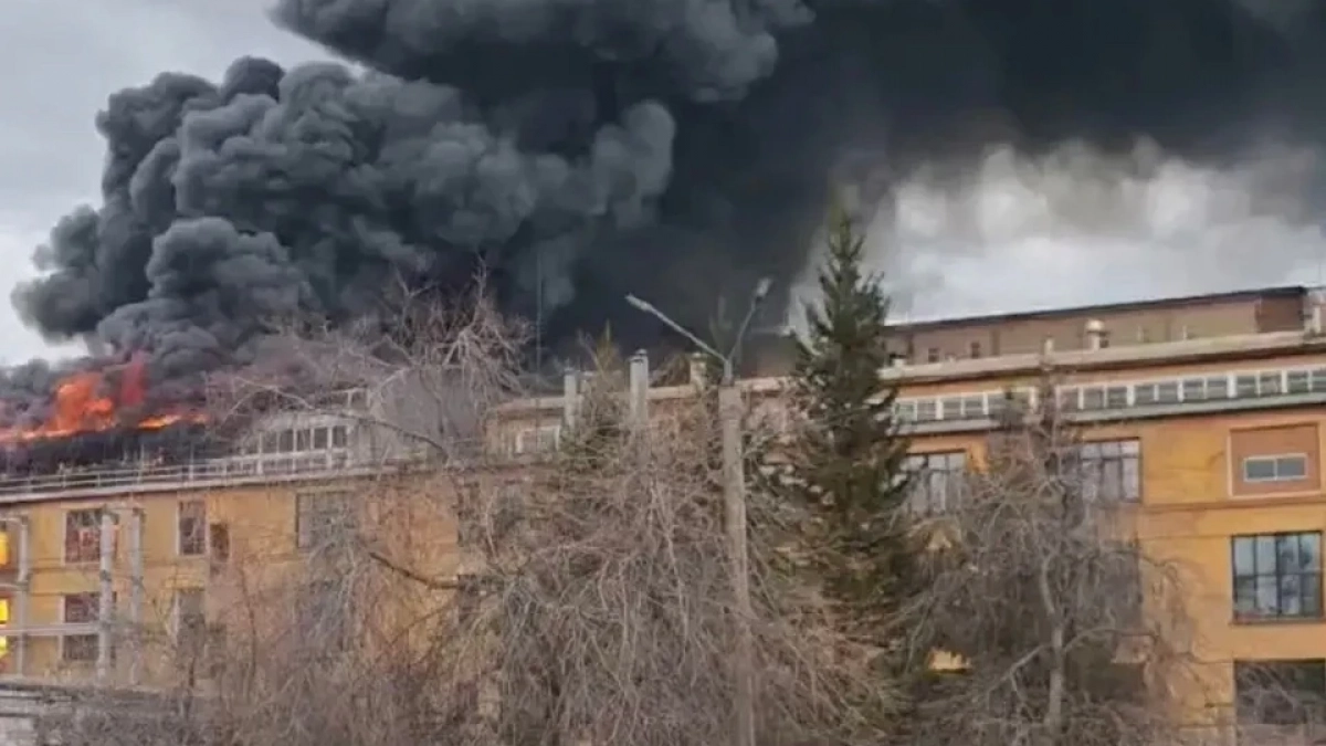 В Иркутской области огонь охватил производственные помещения на территории комбината