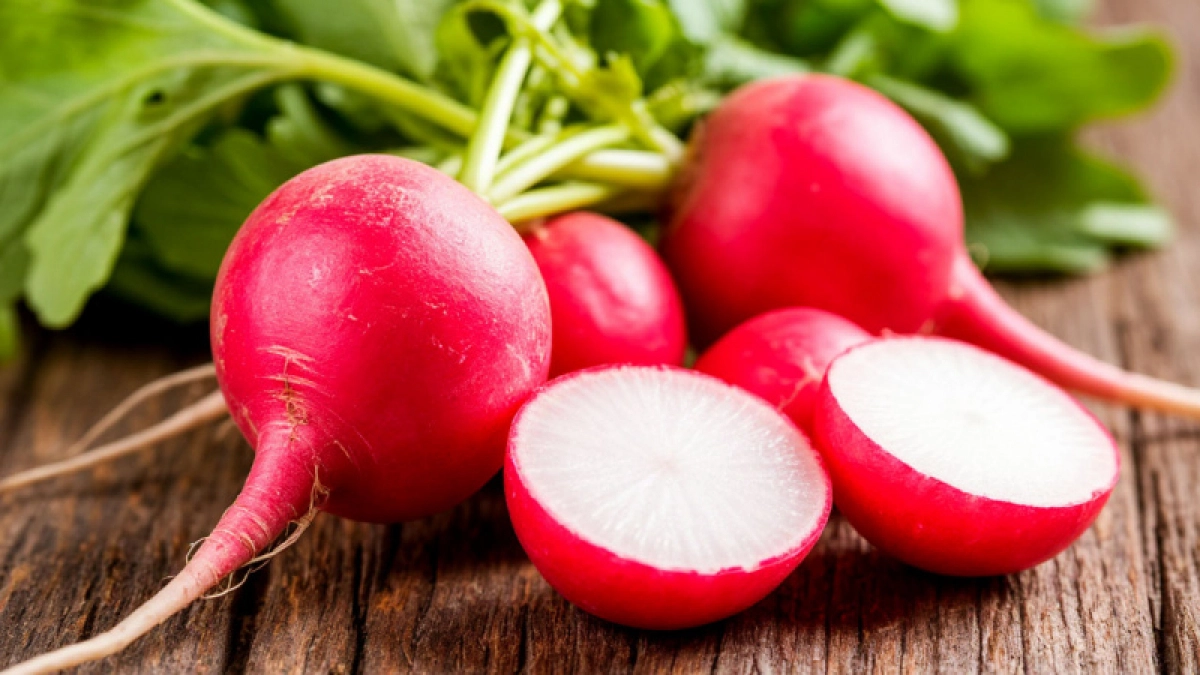 5 ложек на ведро — и редис растет как на дрожжах: вырастет крупным и сочным — мощная подкормка