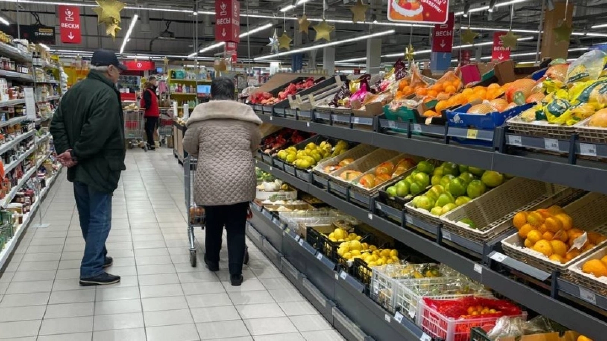 Для чего продавцы "Магнитов" и "Пятёрочек" забирают себе маленькие едва заметные пакетики из коробок с бананами