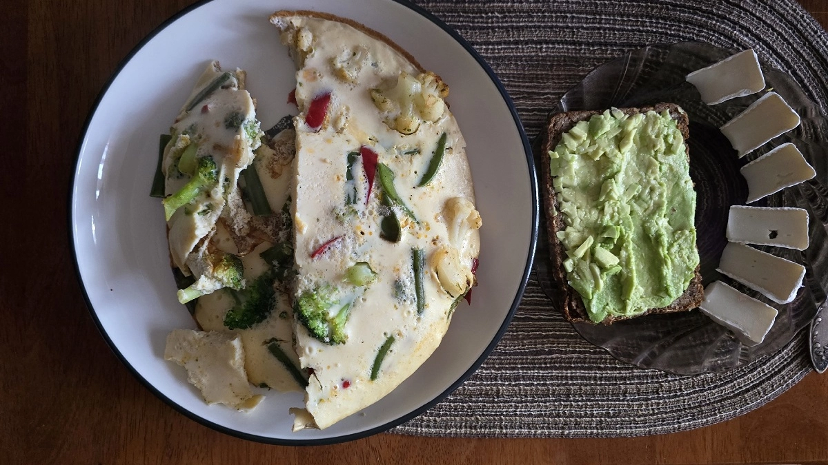 Зачем нужен омлет, если есть яйца по-малабарски: нежный желток, хрустящая картошка и пряный чатни — готова есть каждый день