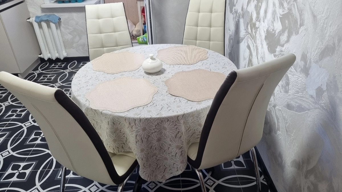 Клеенка и вышивка – в прошлом: вот какие скатерти выбирают современные хозяйки в 2026 - задают тон всей кухне