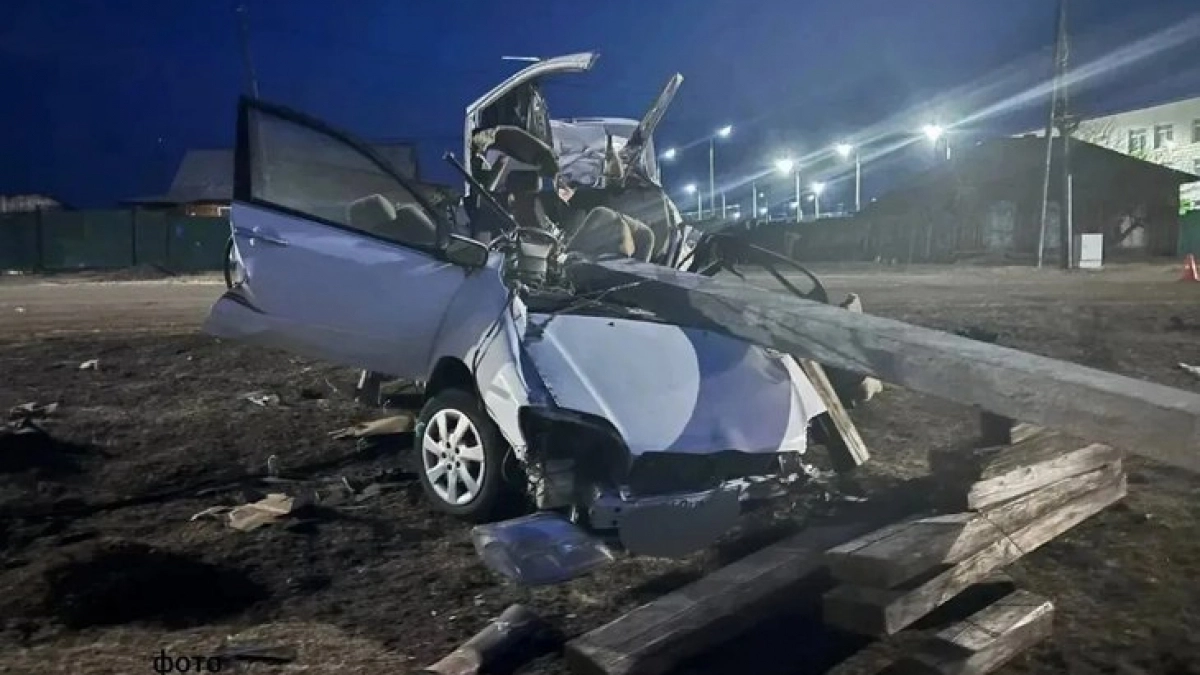 В Иркутской области молодой водитель влетел в столб и разбился насмерть