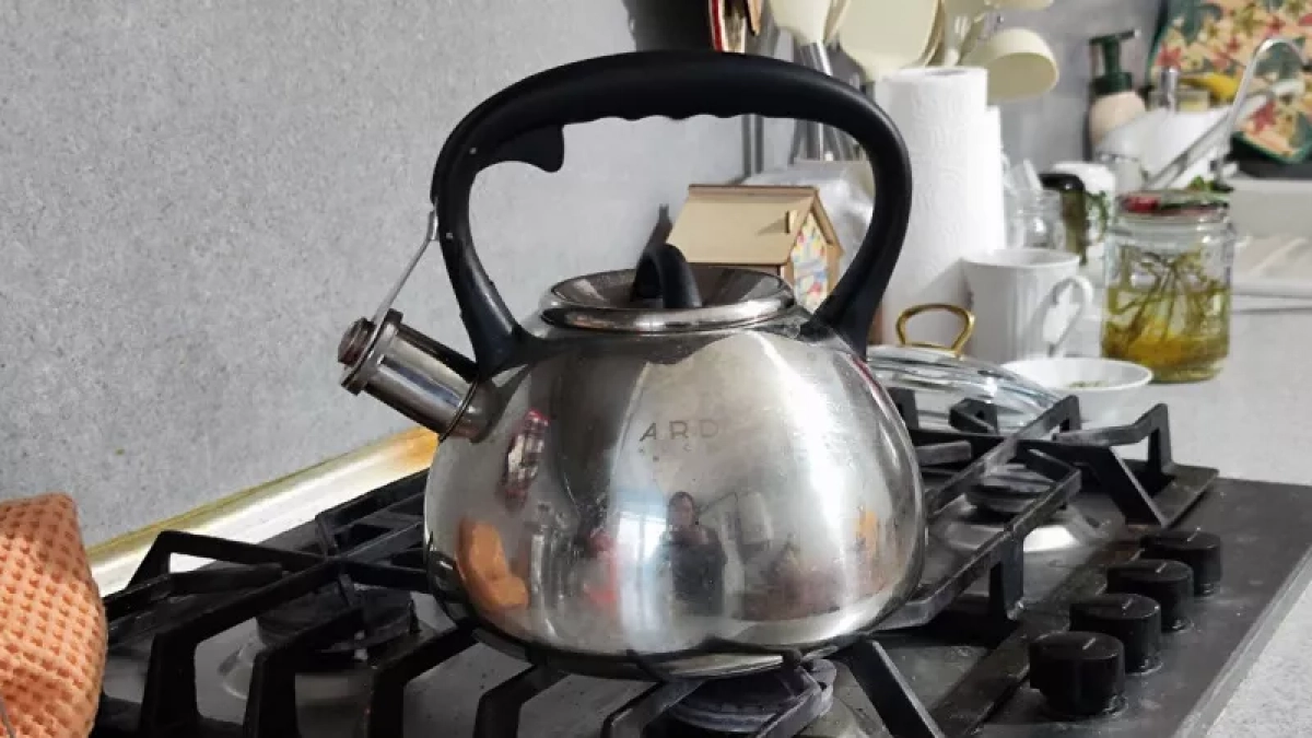 "Копчёный ужас" на плите превращается в зеркало: чайник чистится сам до блеска за 10 минут — ленивый метод