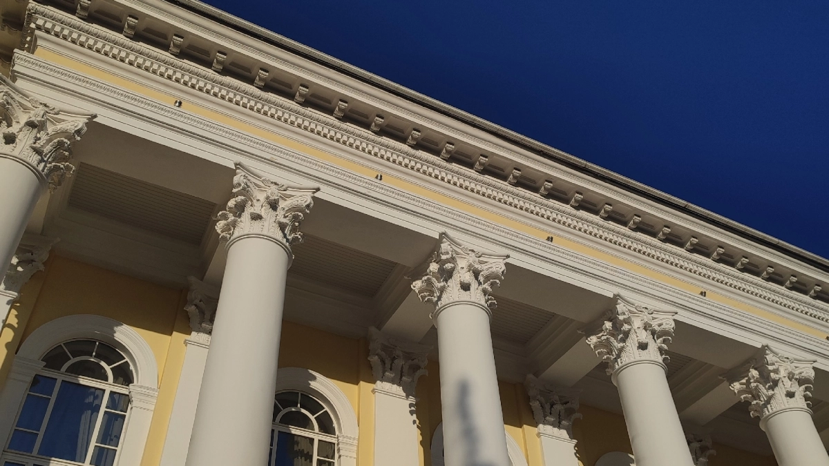 Художница из Иркутской области напомнила о судьбе старых зданий с помощью арт-объектов