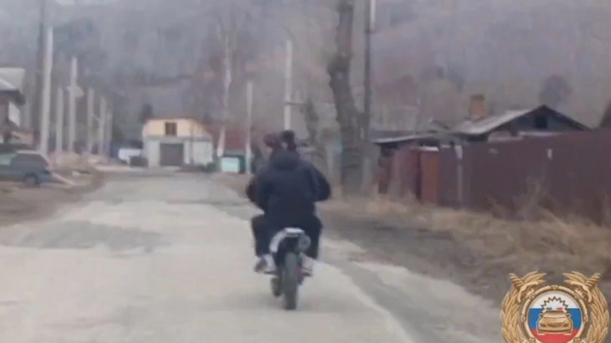 В Иркутской области полиция поймала двух подростков на скутере и питбайке