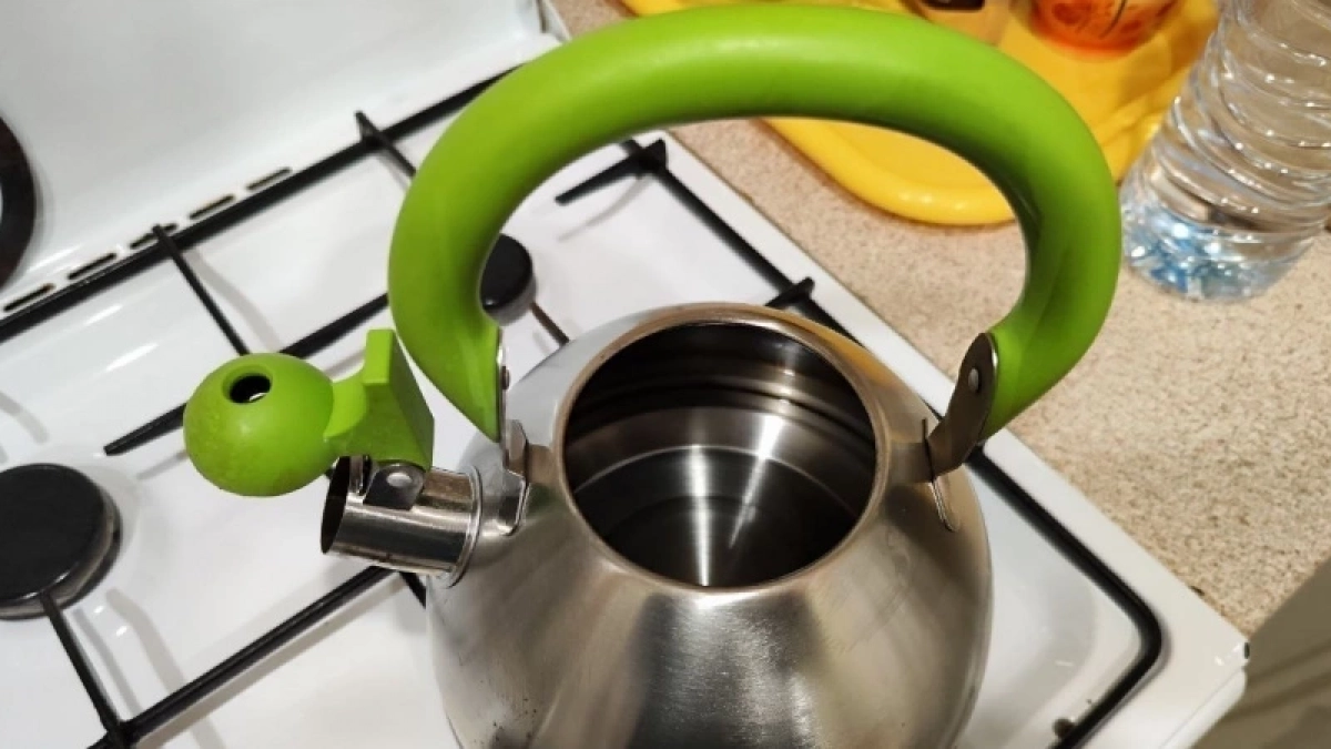 4 листа на чайник и кипятим: он снова сияет изнутри, словно из магазина