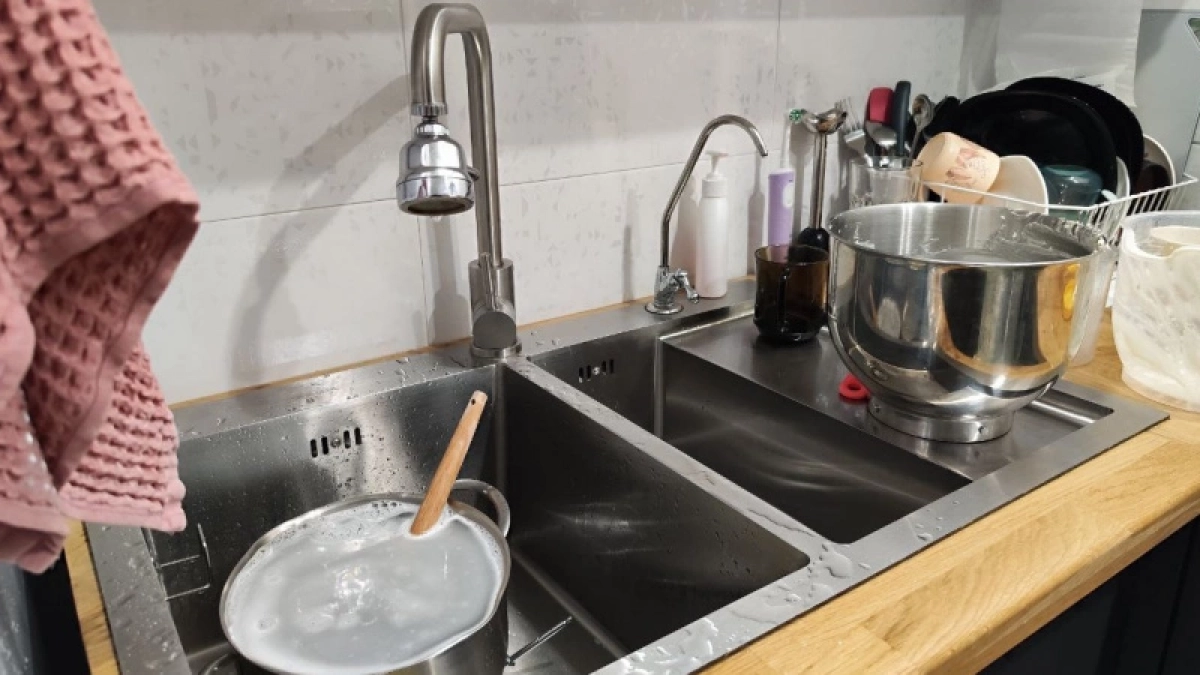 Заливаю 1 стакан в раковину на ночь — трубы очищаются сами, а вода улетает как сумасшедшая