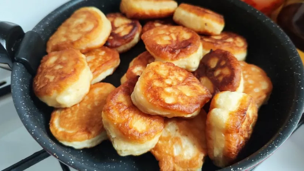 Как улучшить тесто на оладьи: 3 добавки — и тесто как пух, высокие и пышные, "растут" выше крышки. И не пригорают — масла уходит минимум