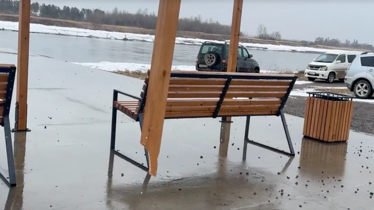 В Усолье-Сибирском вандалы уничтожили недавно построенную зону отдыха 