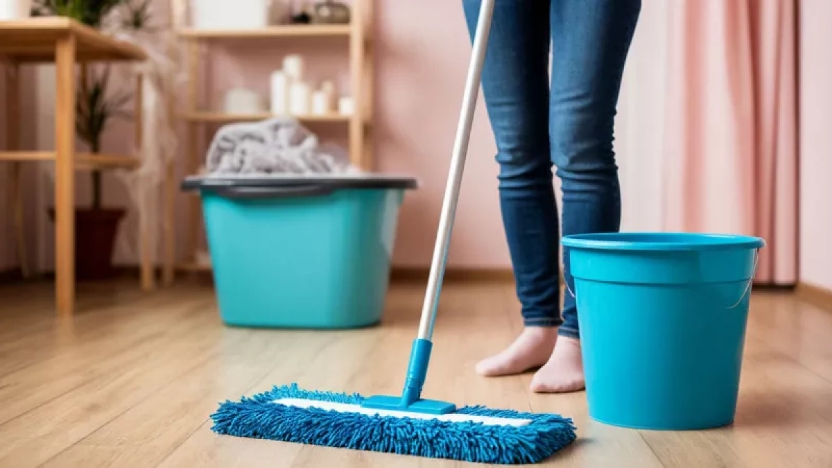 Начала мыть полы соленой водой — и вся семья заметила перемены: для чего добавлять соль в воду при уборке