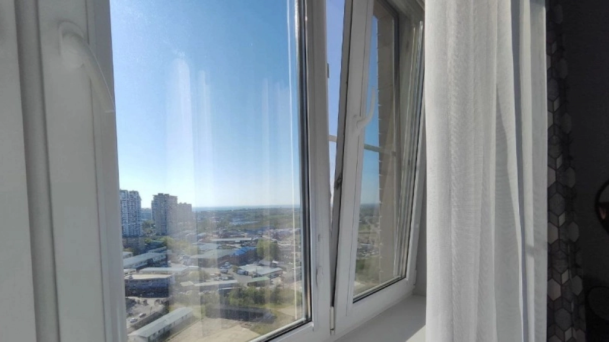 Перемывать окна после каждого дождя больше не нужно. Один раз вымыл — и на всё лето хватает. Раскрываю лайфхак + бонус: как очистить рамы