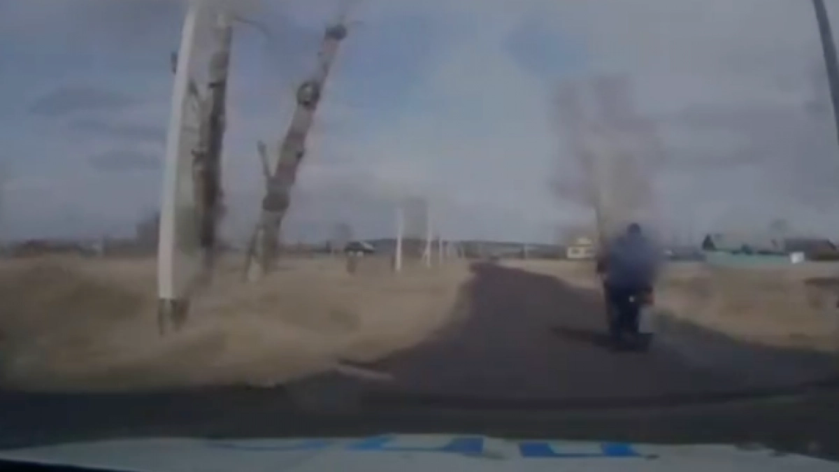 В Иркутской области мотоциклист без прав упал, пытаясь скрыться от полиции