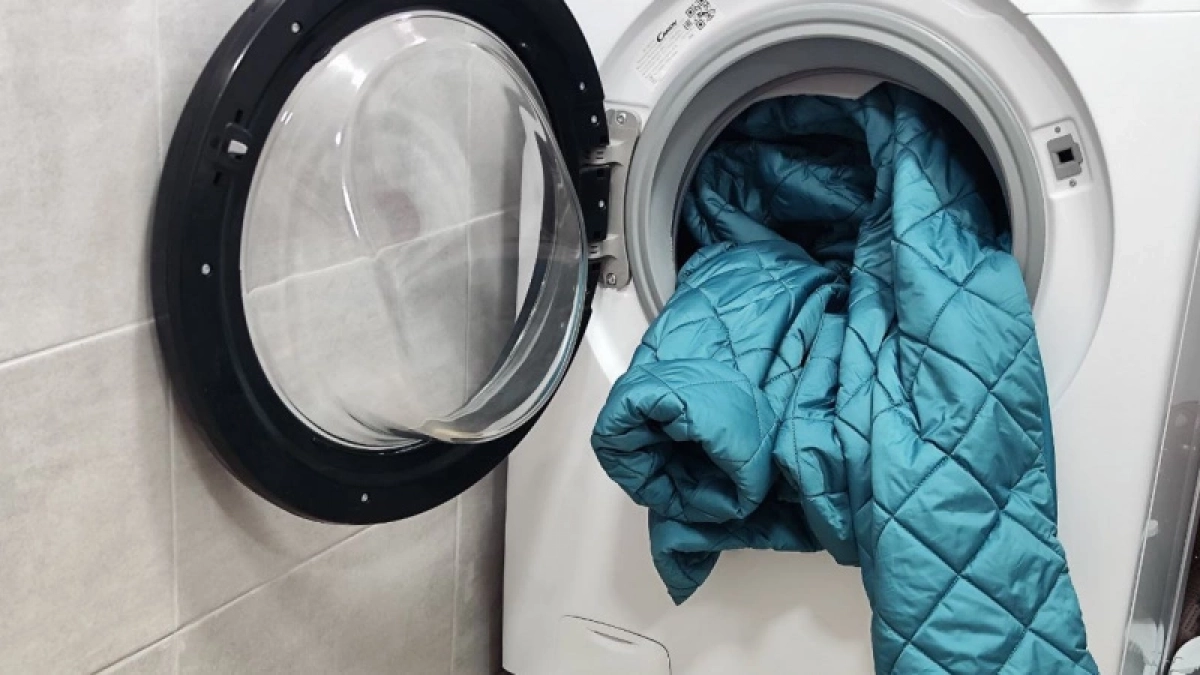 Теперь стираю куртки дома только так: подглядела в прачечной идеальный способ