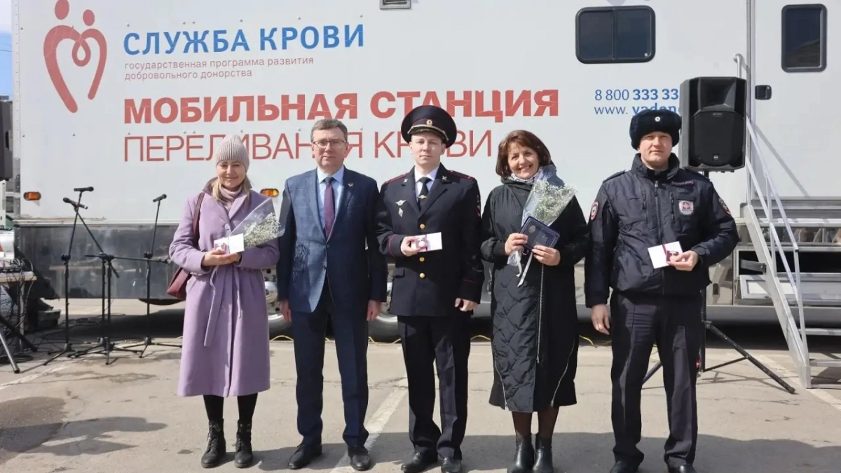 В Иркутской области двум офицерам полиции вручили знаки "Почётный донор России"