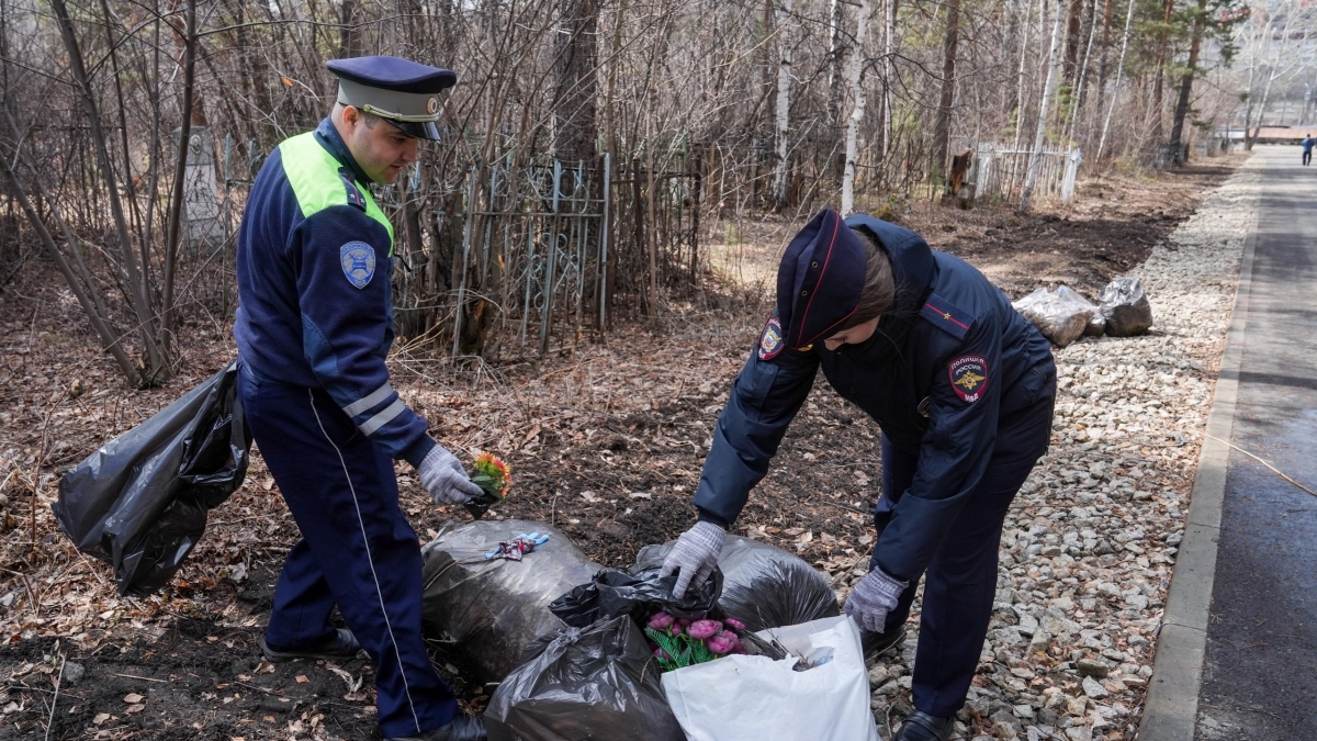В Иркутской области полицейские и волонтеры привели в порядок захоронения солдат