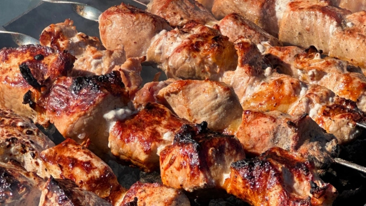 В Греции шашлык готовят только так: не мясо, а волшебство — нежнее сливочного масла
