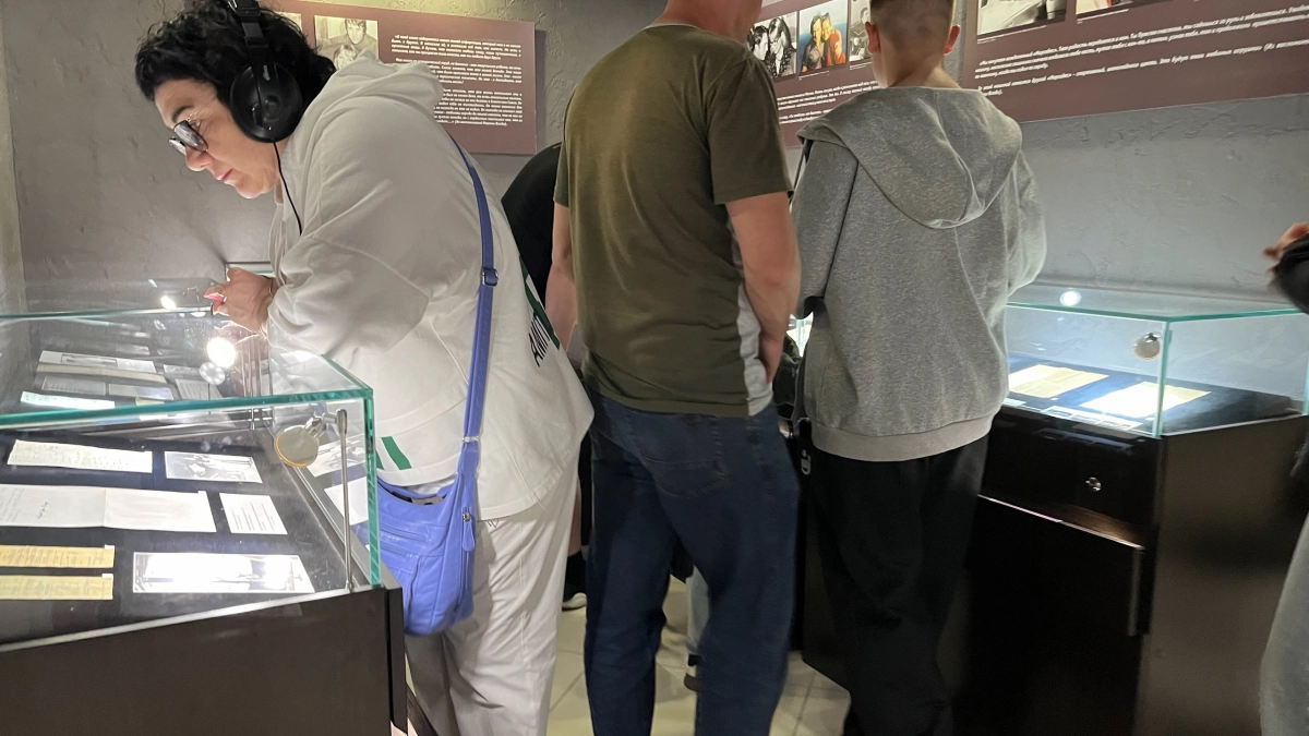 В лицее № 1 Усолья-Сибирского открылась передвижная фотовыставка Юлия Бравкова