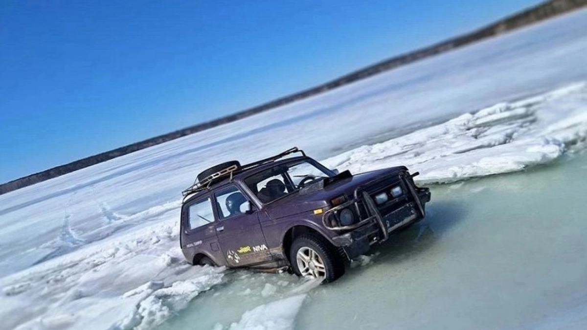 В Иркутской области пенсионер провалился на машине в трещину на льду