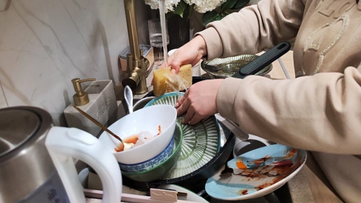 Губки для посуды заменила этой вещицей — не воняет и отмывает даже лучше: есть у каждого