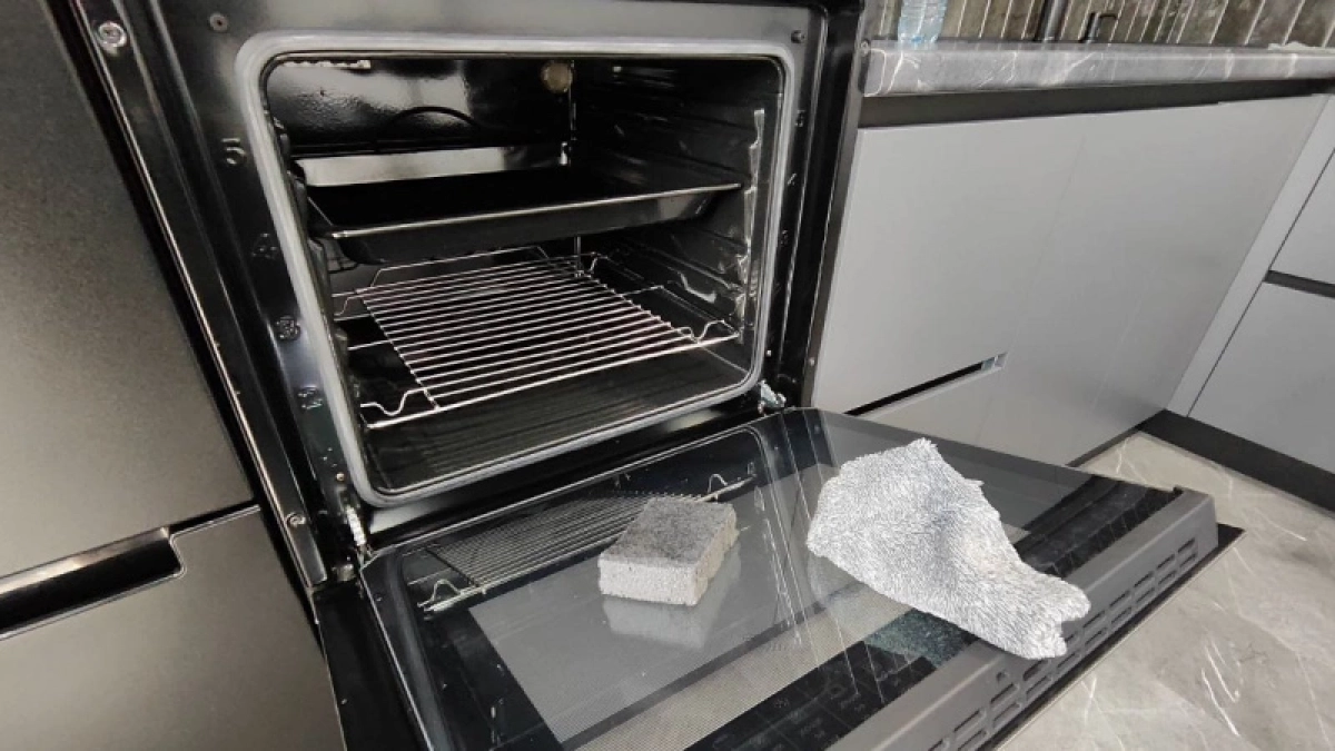 3 ложки в воду — и духовка стала чище новой: от липкого жира и нагара не осталось и следа — сияет как на торжество