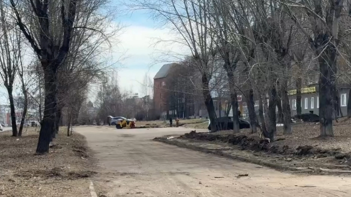 В Усолье-Сибирском начали разбирать старый бордюр на Комсомольском проспекте
