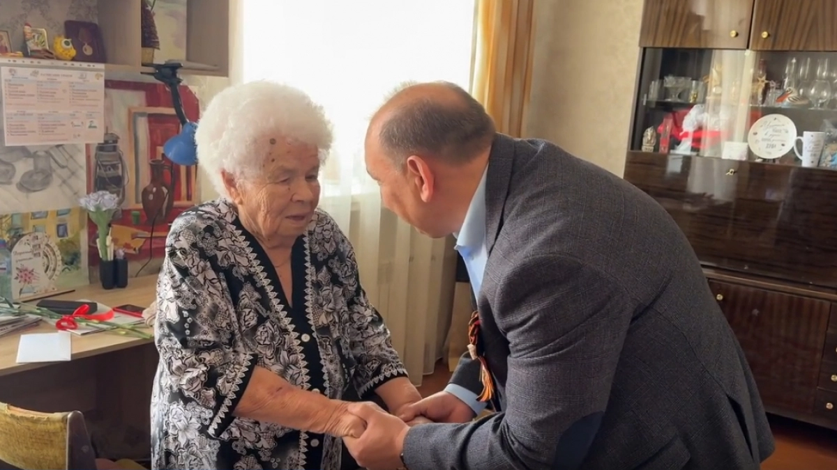 Мэр Усолья навестил тружеников тыла перед Днём Победы