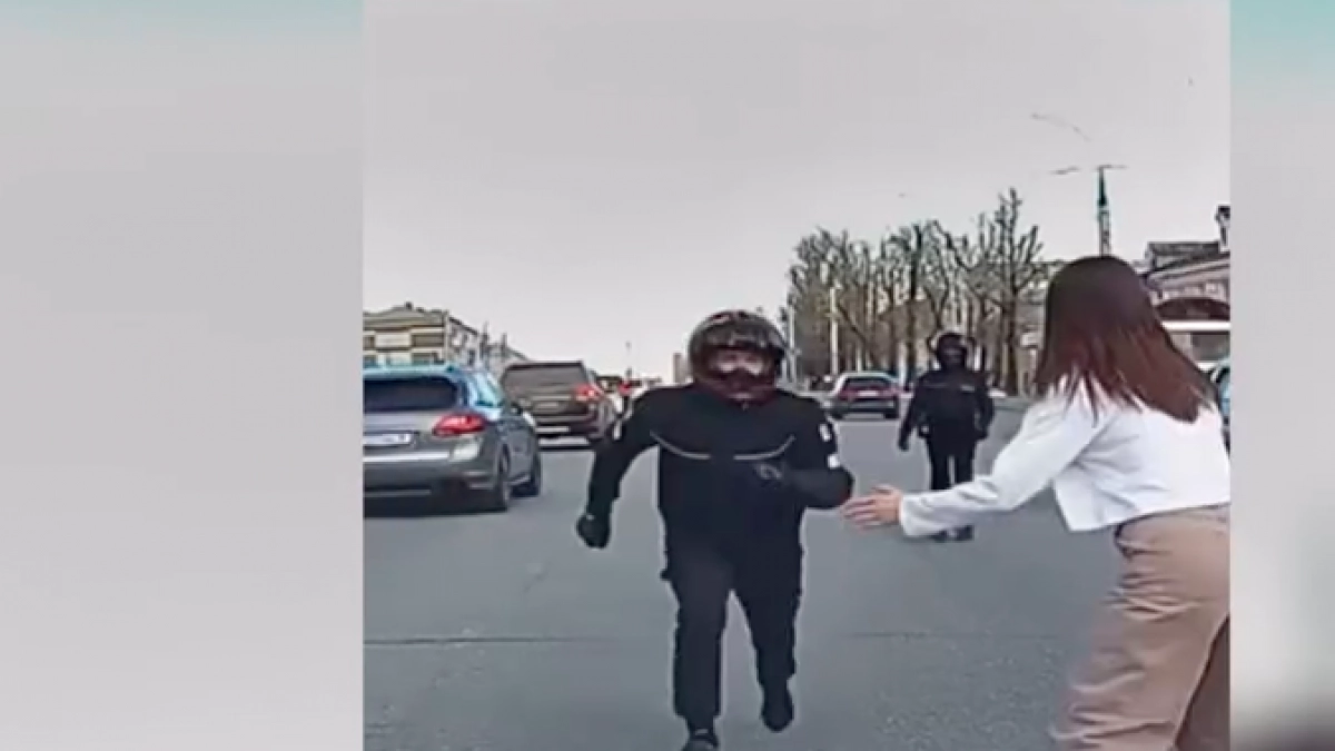В Иркутской области мотоциклист разбил ногами лобовое стекло после ДТП и был задержан