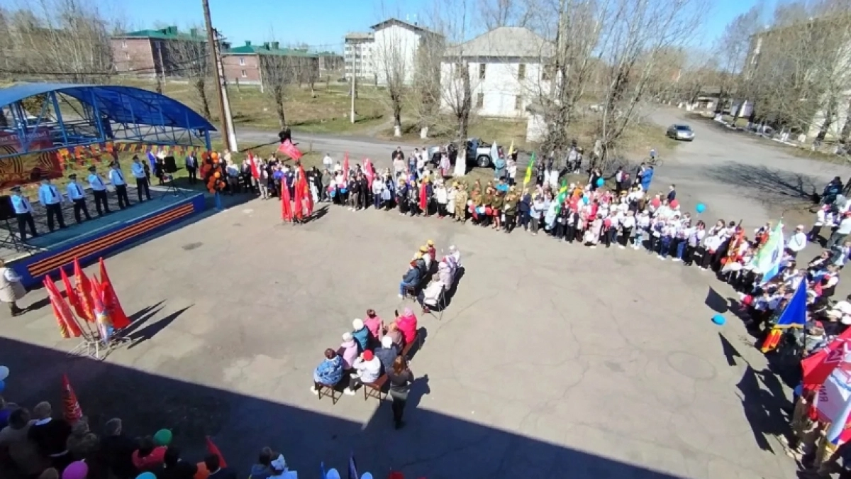 В Усольском районе жители развернули “Знамя Победы”