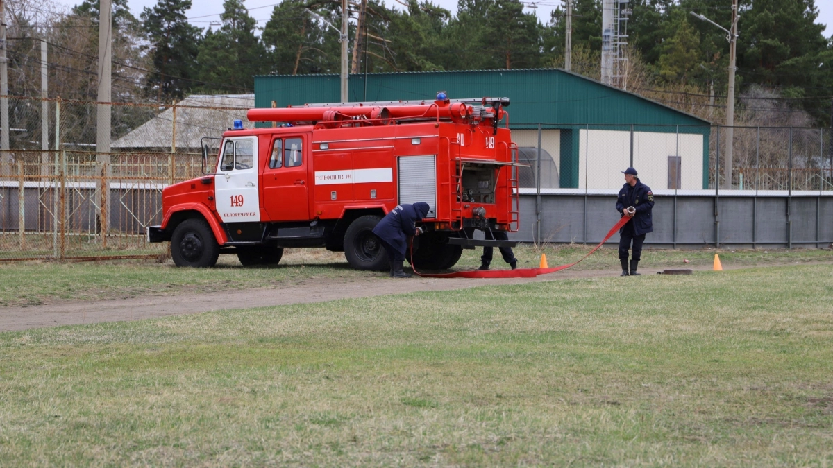 В Усольском районе школьники соревновались в мастерстве тушения огня