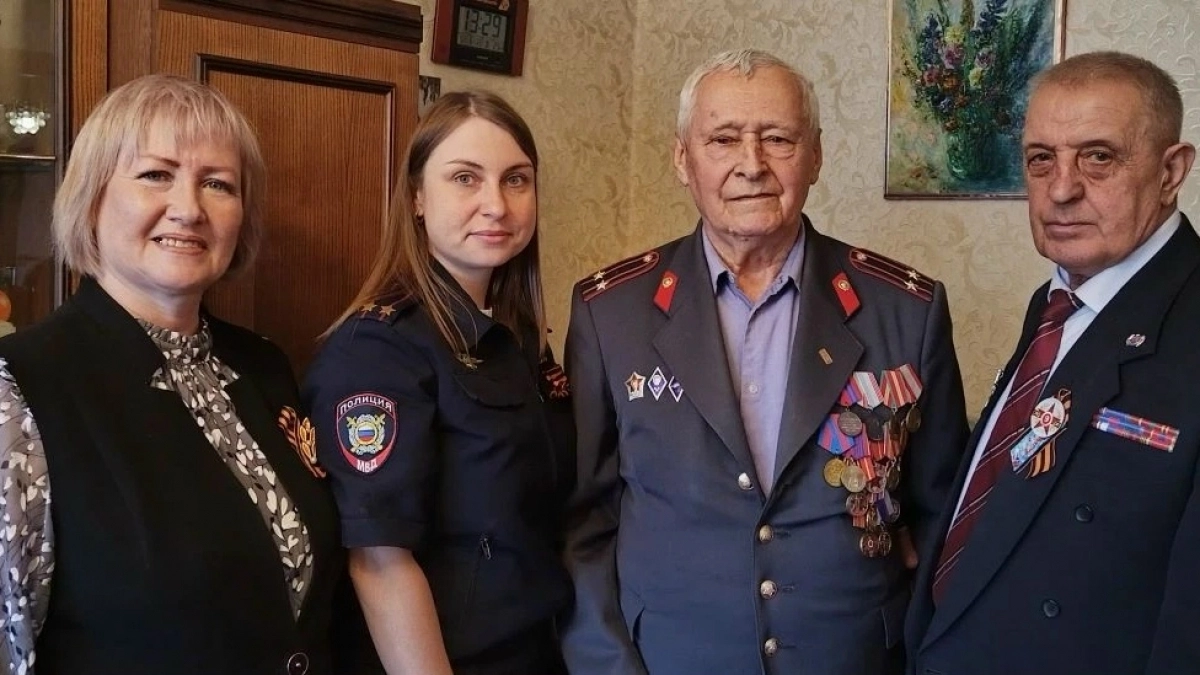 В Усолье полицейские и общественники навестили ветеранов внутренних дел ко Дню Победы