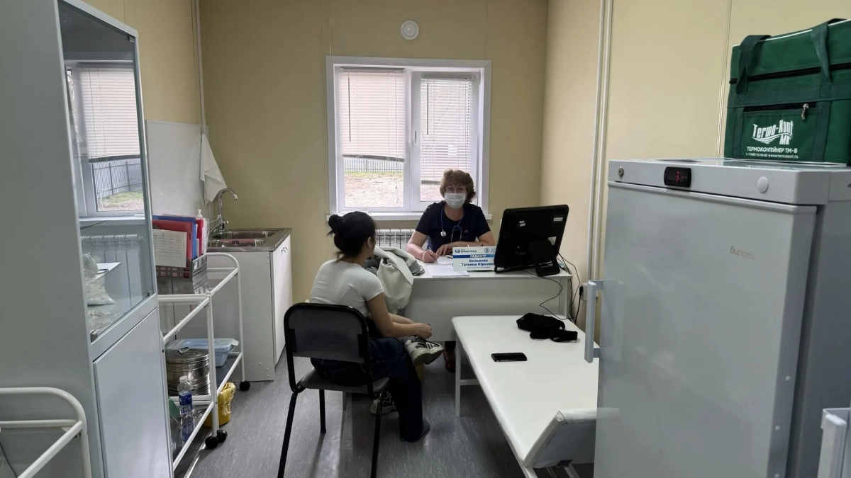 Врачи из Иркутска приняли сотни детей в Усольском районе