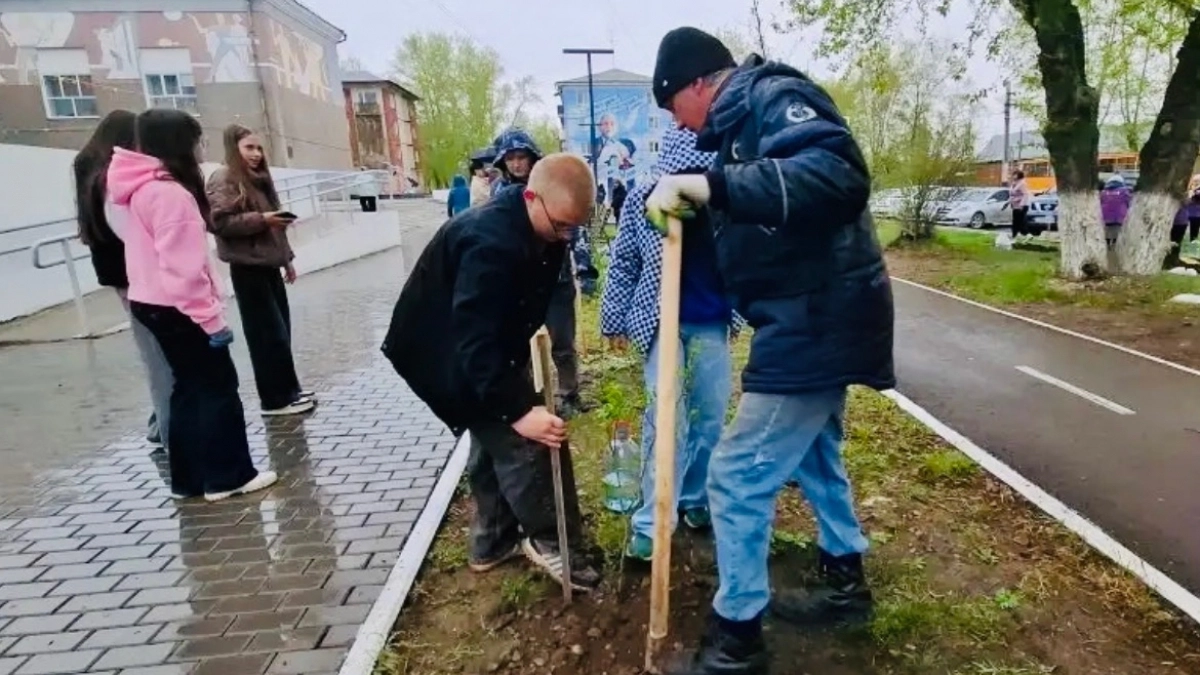 В Усолье высадили 20 деревьев в честь Дня детских общественных объединений