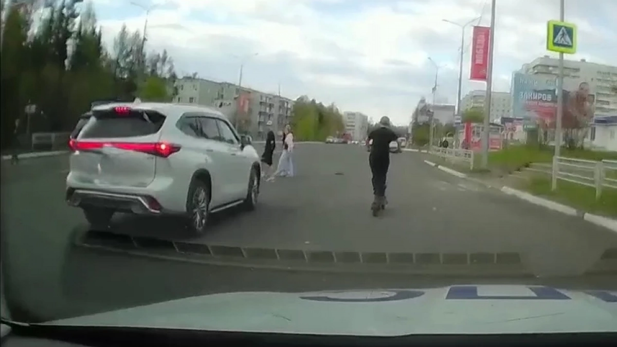 В Иркутской области 10-летний мальчик на электросамокате выехал на проезжую часть и попался полиции